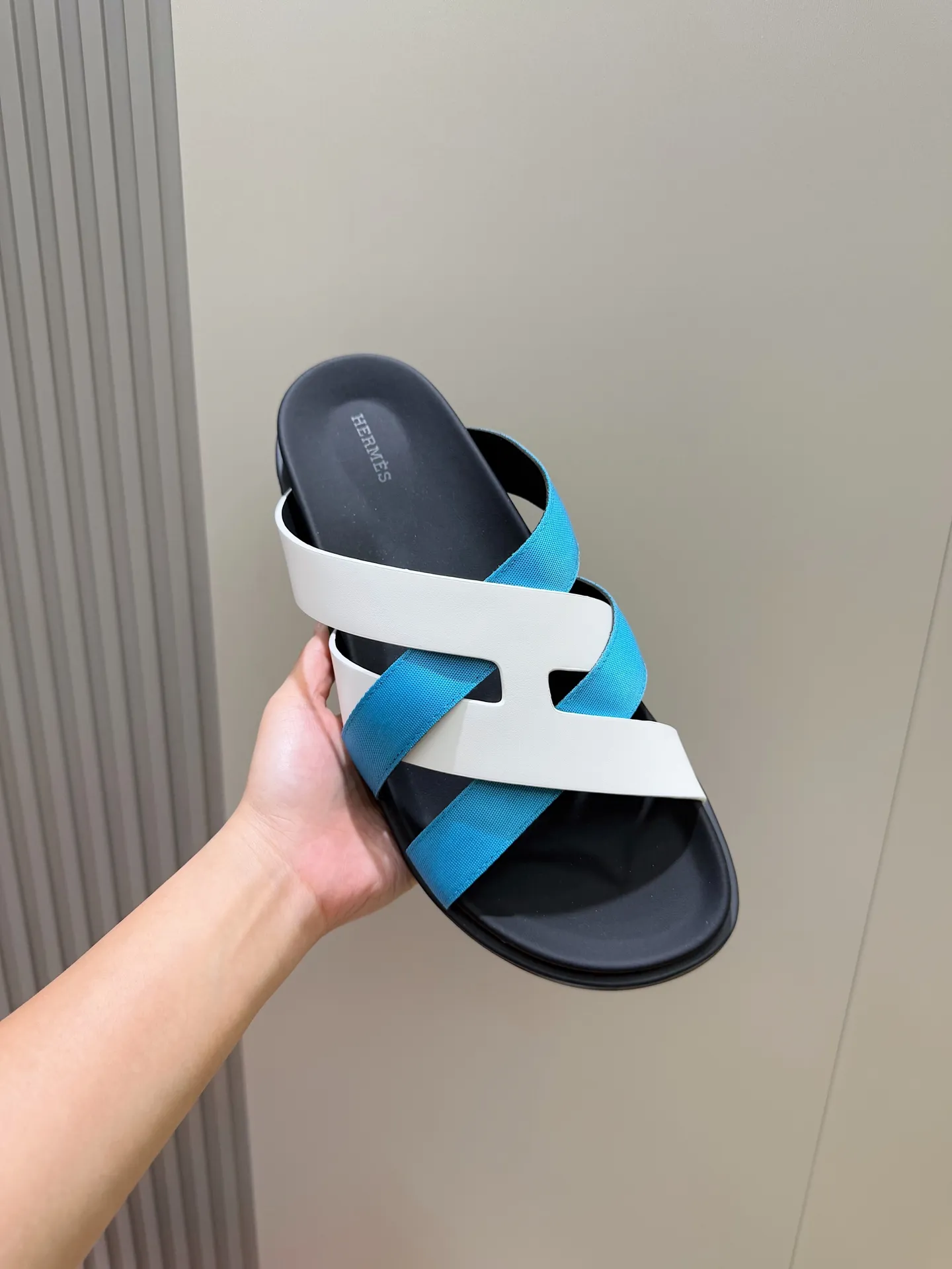 p300💰Men's Shoes Hermes Men's Kazimir Slippers - Top quality woven calfskin functional sandals with an intertwined upper inspired by the "H" iconic pattern to create a casual look, perfect for summer. Imported cowhide + cowhide lining + rubber outsole Size: 39-44 (customized at 38.45.46)